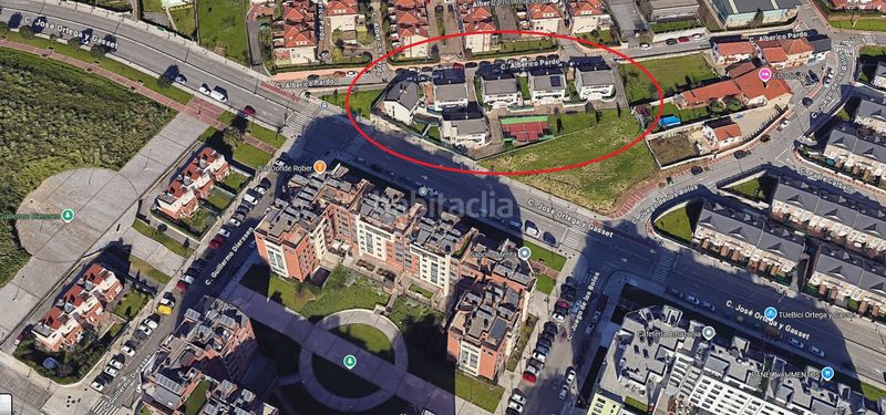 Foto 204476db-4a99-41d3-91df-f62b362c999d. Xalet amb xemeneia calefacció aparcament piscina a Santander