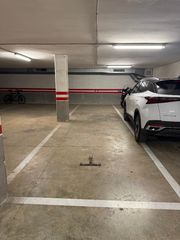 Location Parking voiture à Carrer de carles riba 7. Plaza de parking extra grande – 25 m² – capacidad 2/3 coches