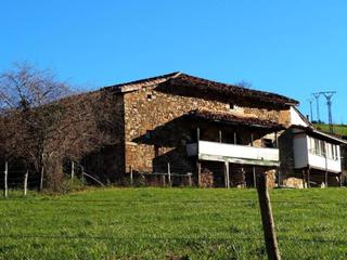 Casa a Barrio santayana 23. Casona adosada por una lado a reformar de 364 m2 en santayana de