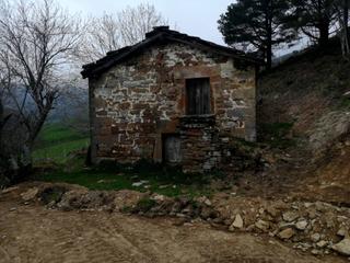 Casa a Pto. la sia km.6 (la sequía) 12. 2 cabañas juntas a refomar de 180 m2 const. en terreno de 1. m2.