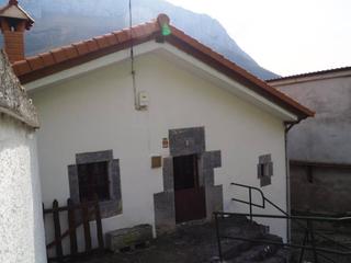 Casa a Ds arredondo-val de asón 4. Casa de piedra reformada independiente urbana de 210 m2 en 3 pla