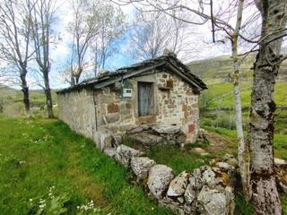Casa a Lugar trueba 107. Excelente cabaña de piedra labrada de 2plantas con 126 m2 constr