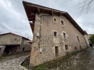 Maison jumelée à Corvera de Toranzo. Casa tradicional con estructura de madera y gran potencial en el