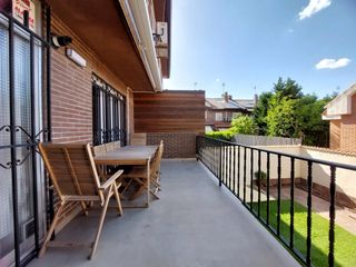 Maison jumelée à La Poveda. Chalet adosado en la poveda