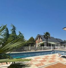Maison à Eurovillas. Inmobiliaria tagonia pone a la venta chalet en las villas de nue