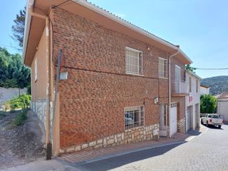 Casa en Orusco de Tajuña. Casa de dos plantas en orusco