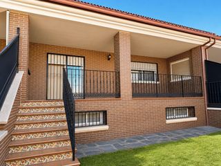 Reihenhaus in Humanes de Madrid. Inmobiliaria tagonia presenta este amplio chalet adosado en huma