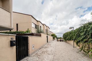 Casa  Pozuelo. Chalet pareado en urbanización cerrada en campo real con jardín,