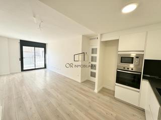 Location Appartement à Les Clotes. Piso en alquiler de 2 hab., balcón y plaza de aparcamiento en le