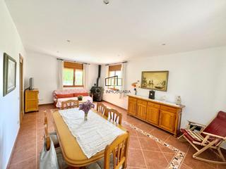 Haus in Querol. Casa de 2 hab. dobles, buhardilla, 2 baños y jardín en querol