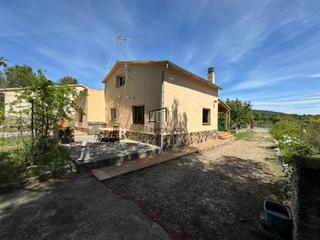 Casa a Querol. Casa de 2 hab. dobles, buhardilla, 2 baños y jardín en querol