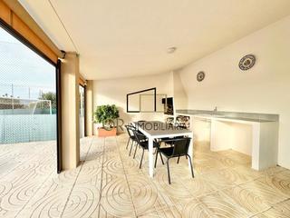 Casa en Lloren del Peneds. Casa independiente de  4 hab., jardn, piscina, garaje y barbaco