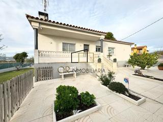 Casa a Lloren del Peneds. Casa independiente de  4 hab., jardn, piscina, garaje y barbaco