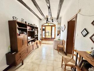 Casa a Els Monjos. Amplia casa de 6 habitaciones con jardín para reformar en el cor