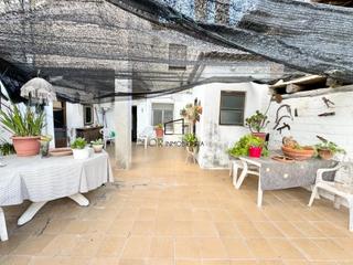 Casa a Els Monjos. Amplia casa de 6 habitaciones con jardín para reformar en el cor