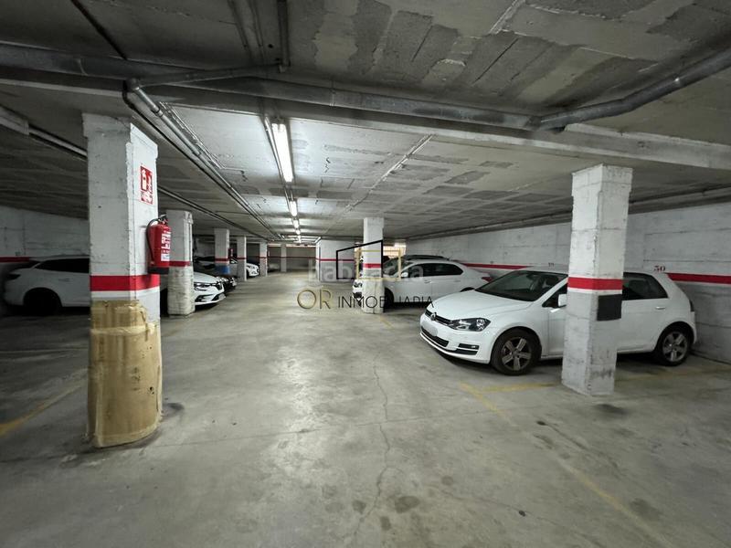 Foto 44a9b26c-4636-4b77-8324-11be159977dc. Parking coche plaza de aparcamiento en calle beneficència en el barrio de les clotes, en Vilafranca del Penedès