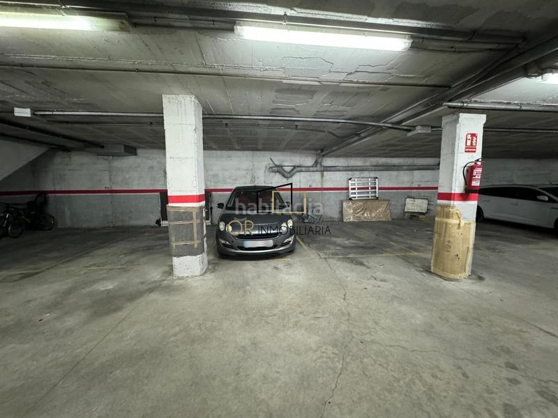 Foto bb5c83c7-4b0b-4dc4-9ffe-7dcb0c84794c. Parking coche plaza de aparcamiento en calle beneficència en el barrio de les clotes, en Vilafranca del Penedès