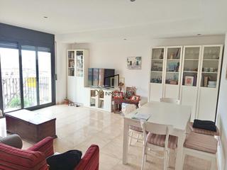Appartement à Llorenç del Penedès. Piso de 3 habitaciones con buhardilla, terraza y plaza de aparca
