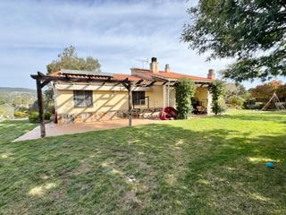 Casa a Querol. Encantadora casa a cuatro vientos con gran jardn y piscina en m