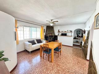 Casa a Castellet i la Gornal. Casa independiente con gran jardn y garaje en la reclosa  caste