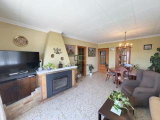 Casa a Torrelles de Foix. Encantadora casa con jardn y vistas despejadas en can coral, to