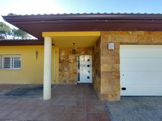 Maison à Torrelles de Foix. Casa en una planta con jardín y parcela de 1.700 m2 en la plana