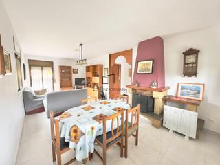 Casa in Els Masos - Els Garrofers. Encantadora casa con jardín, piscina y vistas, en els masos de e