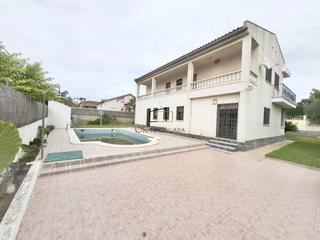 Casa en Els Masos - Els Garrofers. Encantadora casa con jardn, piscina y vistas, en els masos de e