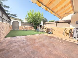 Casa a La Rpita. Vivienda adosada de 4 habitaciones con jardn y garaje en santa