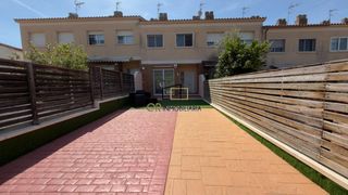 Casa in Sant Jaume dels Domenys. Espectacular casa con jardin y piscina comunitaria