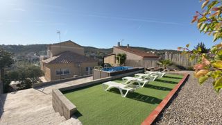 Haus in Olèrdola. Encantadora casa de dos plantas con jardín, piscina y garaje en