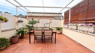 Casa en Poble Nou. Casa adosada de 4 habitaciones con terrazas y garaje en poble no