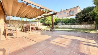 Maison à Sant Sadurní d´Anoia. Casa adosada esquinera con jardín, montacargas y garaje para 5 v