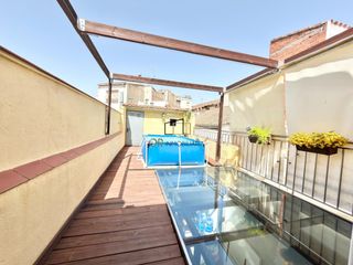 Casa a Poble Nou. Amplia vivienda con terraza, chimenea y espacios versátiles en p