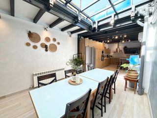 Casa en Poble Nou. Amplia vivienda con terraza, chimenea y espacios versátiles en p