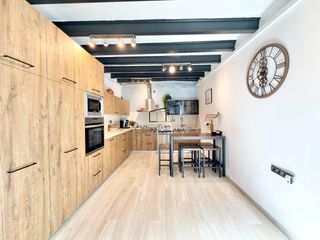 Casa en Poble Nou. Amplia vivienda con terraza, chimenea y espacios versátiles en p