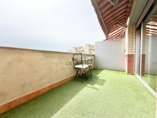 Piso en Polígon Industrial Domenys. Ático dúplex de 4 habitaciones con terraza y balcón