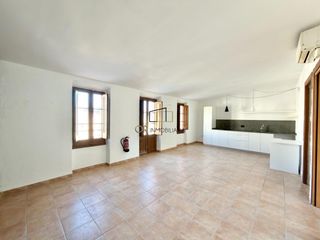 Maison à Avinyonet del Penedès. Casa con amplios espacios, patio y terraza en cantallops, avinyo