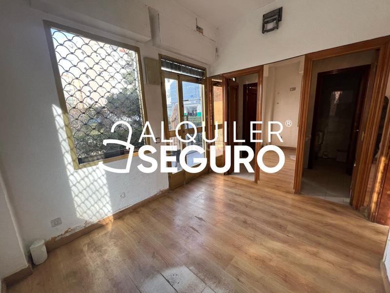 Foto 209c0805-93dc-435c-8e0f-9a97bc40fea8. Alquiler local comercial local teruel en La Serna Fuenlabrada