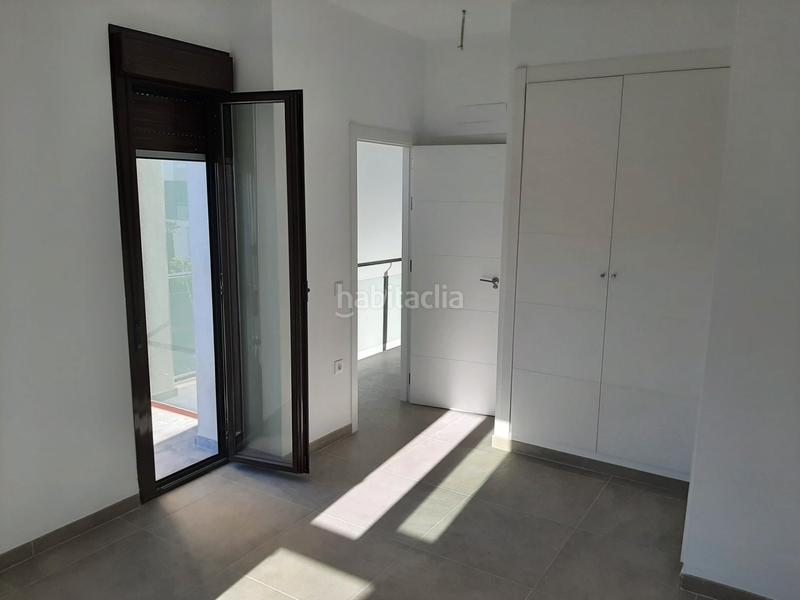 Foto 1137794b-07c4-4b7b-8ac8-bc886143bb80. Casa adossada 119m<sup>2</sup> amb aparcament piscina terrassa a Vista Azul - Consolación Dos Hermanas