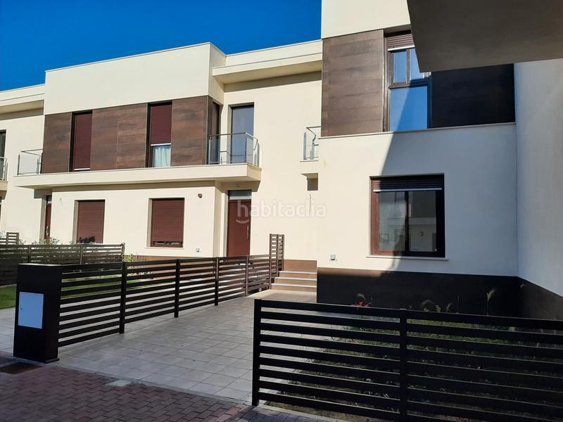 Foto b23e6723-cd8f-49fe-a3ca-c41c12efae84. Casa adossada 120m<sup>2</sup> amb aparcament piscina terrassa a Vista Azul - Consolación Dos Hermanas