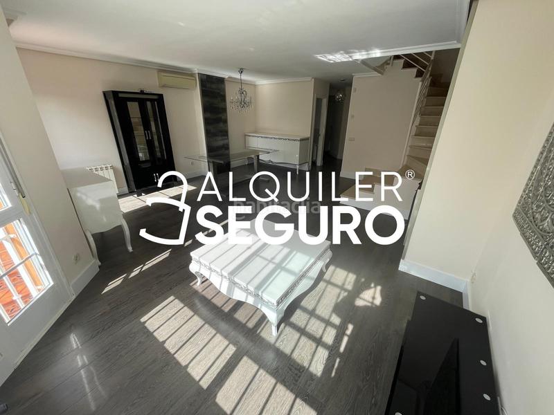 Foto 4e7c2b1f-25a0-454a-ad52-7fa8bf95f994. Alquiler chalet  c libertad en Prado Norte Algete