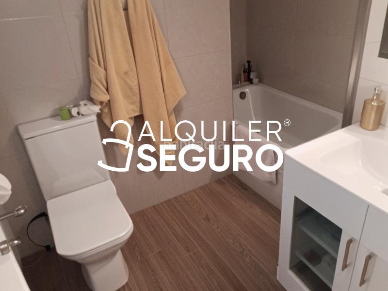 Foto 1434d01c-ce22-4466-852a-43e2c96229f7. Lloguer àtic amb aparcament piscina a El Bajondillo Torremolinos