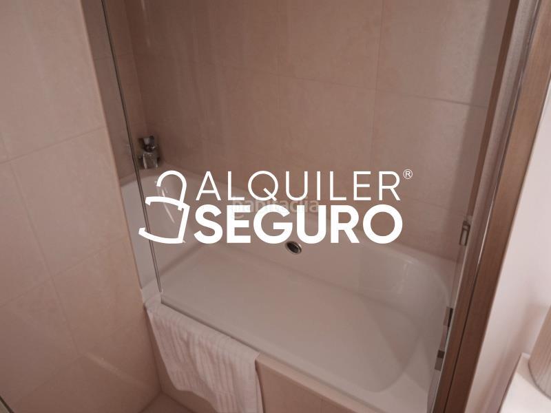 Foto b8c22dc3-b6b2-4280-bdbc-d88e0e8925d8. Lloguer àtic amb aparcament piscina a El Bajondillo Torremolinos