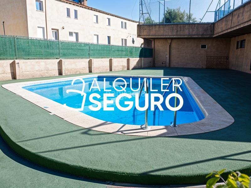 Foto eec6667c-b86b-4f7a-afd6-3d4d6747ddc2. Lloguer àtic amb aparcament piscina a El Bajondillo Torremolinos