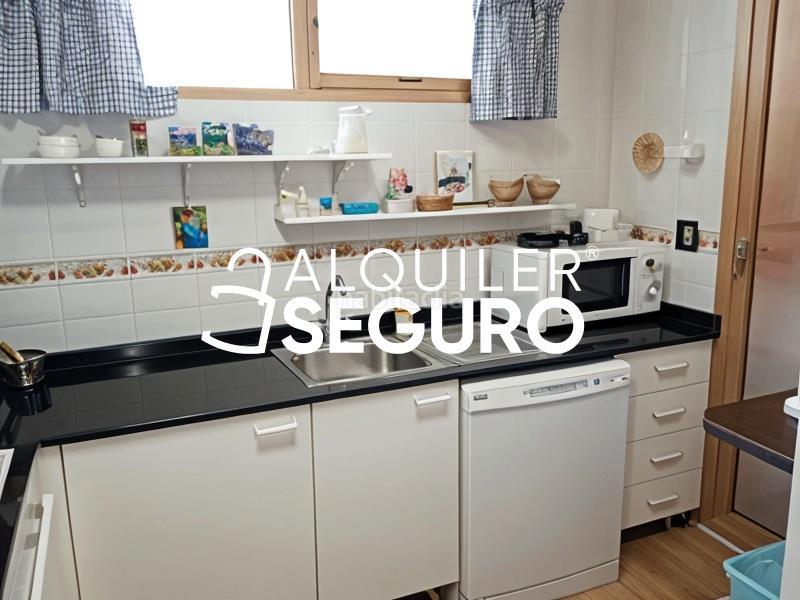 Foto 5d0fce90-c7f1-4d12-9e15-65c04af19475. Rent penthouse with parking pool in El Bajondillo Torremolinos