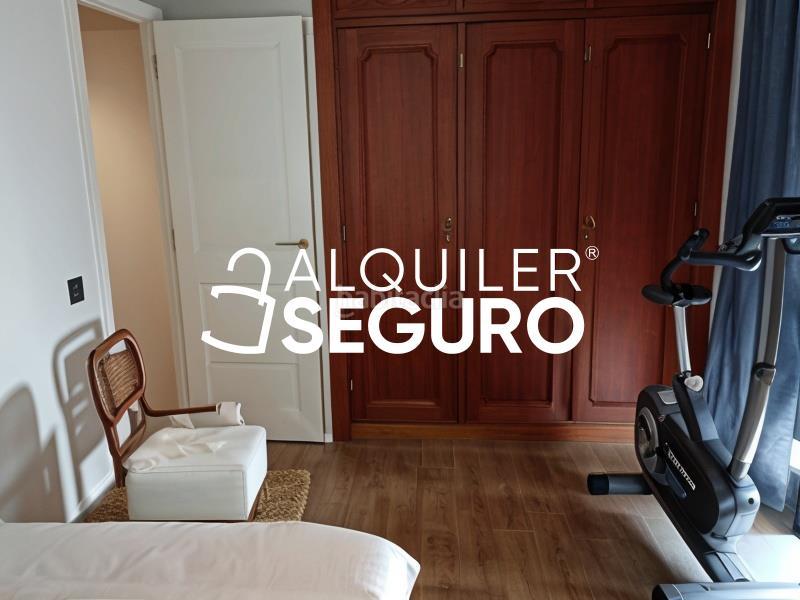 Foto 90bf0167-c564-44fe-98b9-380361711009. Rent penthouse with parking pool in El Bajondillo Torremolinos