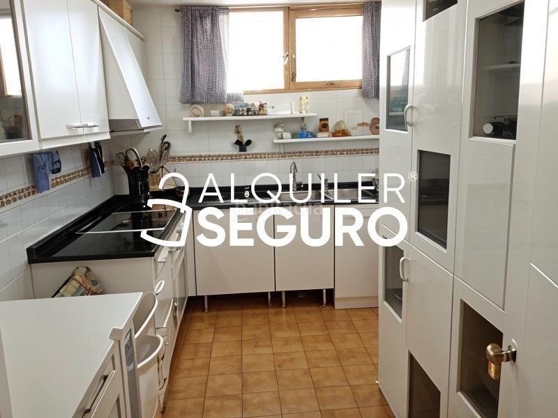 Foto c561cab8-f3d5-4338-a9c1-76938b719676. Rent penthouse with parking pool in El Bajondillo Torremolinos