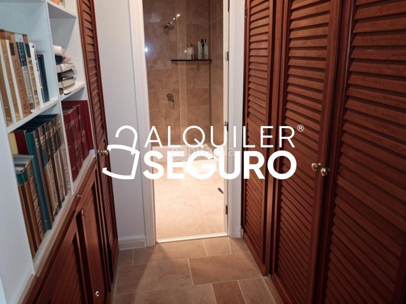 Foto da01a72a-87d3-4349-b10e-458b2f857d38. Rent penthouse with parking pool in El Bajondillo Torremolinos