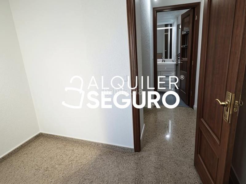 Foto 551c1c23-7515-4d02-a5a2-797a6b5ea131. Alquiler piso  c puerto de piedrafita en Juan XXIII - Rochelambert Sevilla